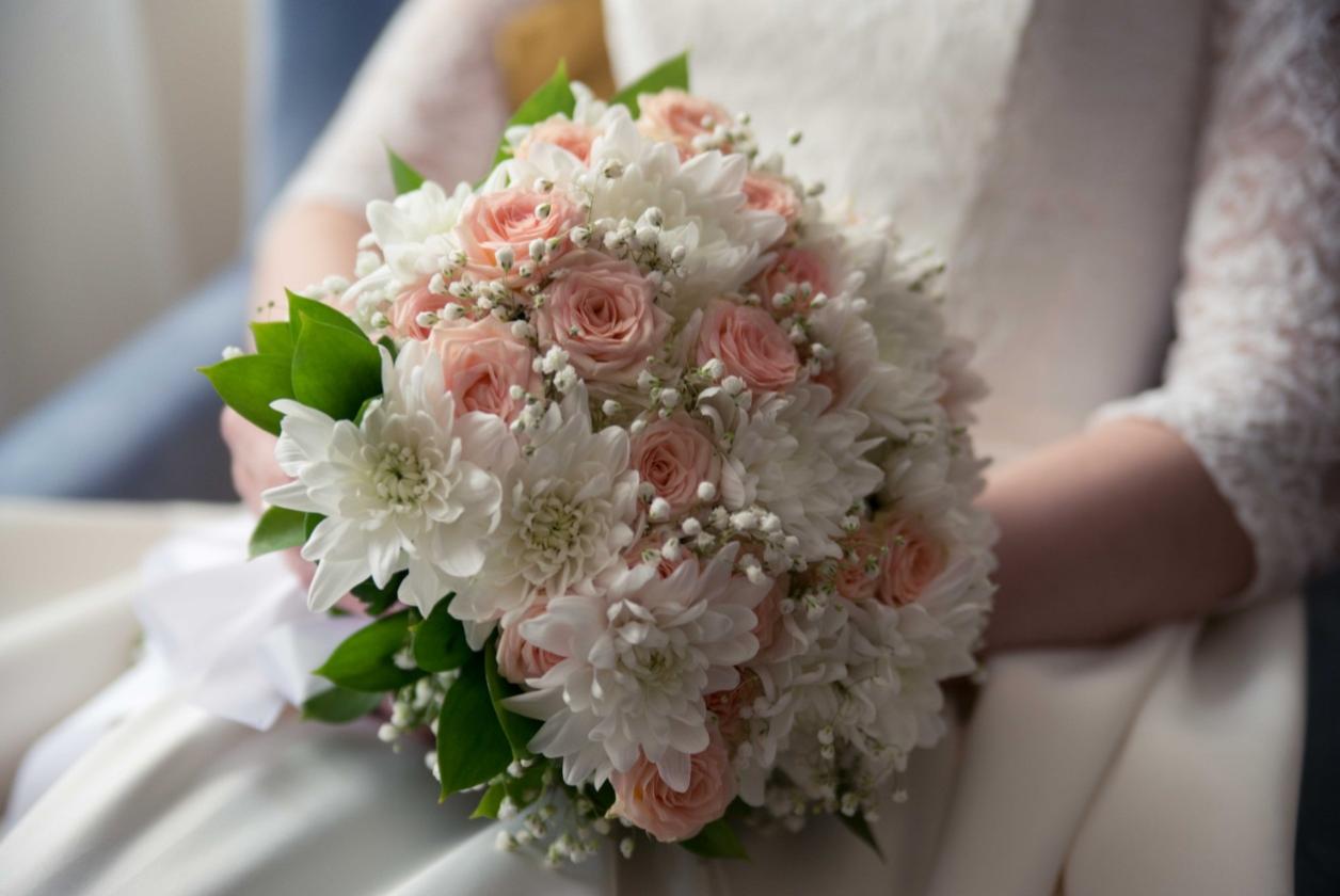 Сколько стоит букет на свадьбу и бутоньерка?