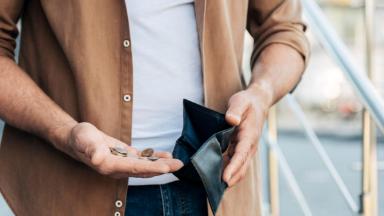 Нефтегазовые доходы бюджета рухнули вдвое. Экономика обвалится?