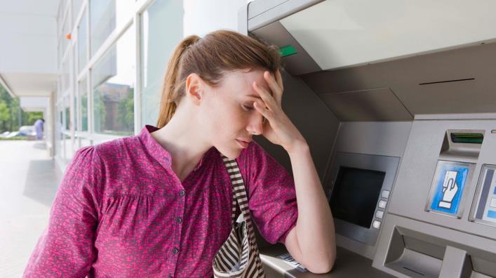 Что делать, если банкомат не отдаёт вашу карту - Лайфхакер
