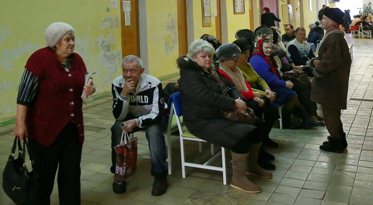 Видео бабушка в поликлинике. Пенсионеры в очереди. Старики в очереди. Пенсионеры в поликлинике. Очередь пожилых в поликлинике.