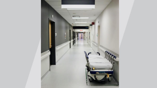 Зарплаты медиков начали урезать в больницах по всей России