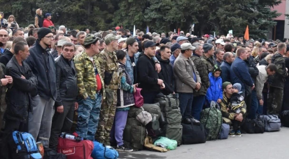 Военное положение и экономика: что меняется в жизни людей после ввода  особых режимов