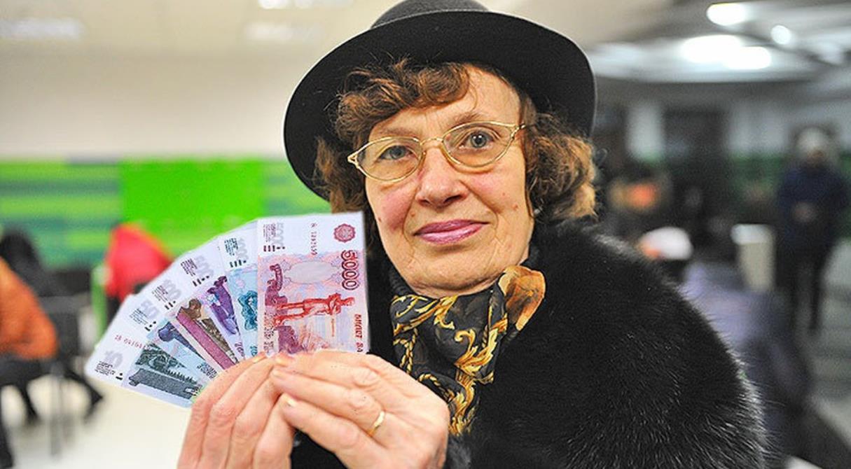 Русские пожилые за деньги. Бабушка с деньгами. Старушка с деньгами. Пенсионер с деньгами. Пожилая женщина с деньгами.