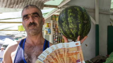 Сомы, драмы и тенге: Россия ищет замену доллару