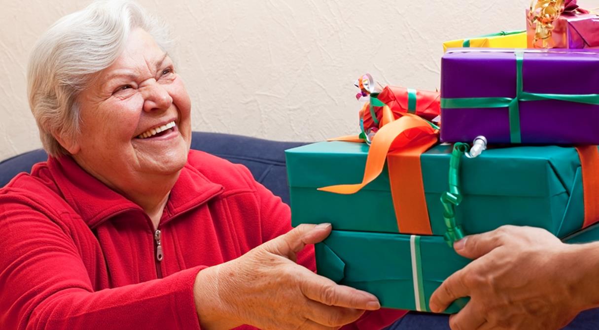 Что подарить на день рождения пожилой женщине. Новогодние подарки для пожилых людей. Подарок пожилому человеку. Подарок пожилой женщине. Подарок бабушке.