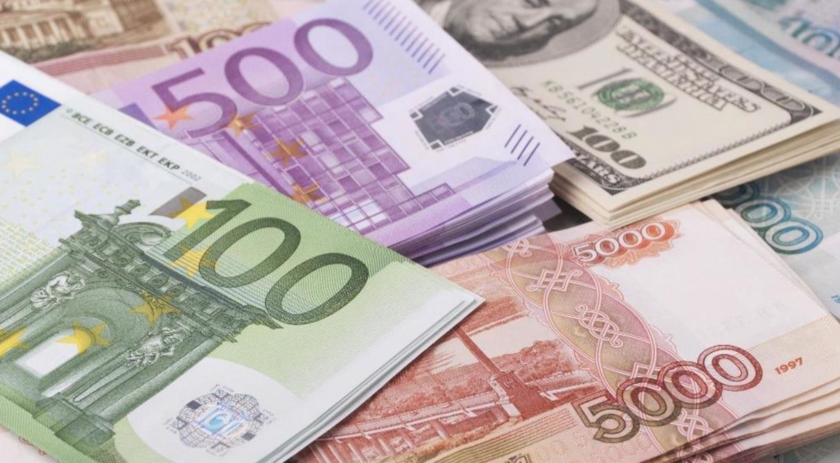Доллар — ниже 57 рублей, евро — ниже 56 рублей. Стоит ли покупать валюту?
