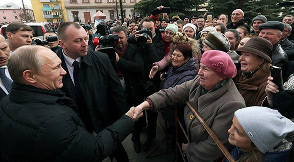 Народ о президенте путине. Путин и народ. Путин и пенсионеры. Путин среди народа. Встреча народов.