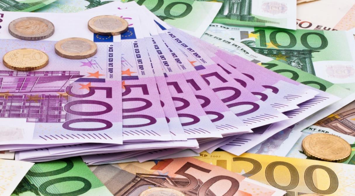 Курс евро упал ниже 52 рублей впервые с июля 2022 года