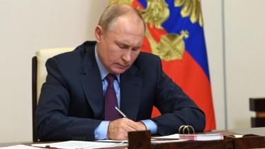 Доходы от нефти останутся за границей. Путин разрешил не возвращать экспортную выручку