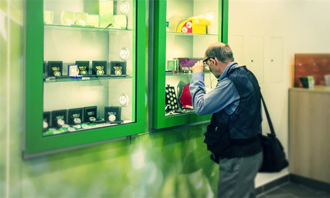 витрина с монетами в банке