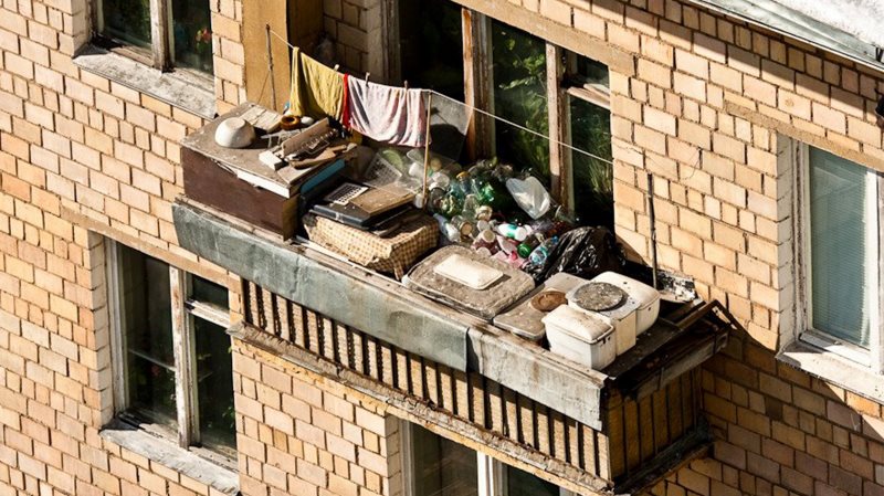 Вытряхивать с балкона - можно ли выбрасывать вещи по закону?