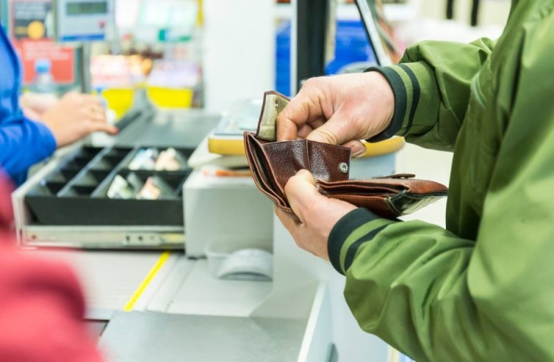 В каких магазинах можно расплачиваться qr кодом сбербанка. fb334ac90c1729e2cebc08afa10ab399. В каких магазинах можно расплачиваться qr кодом сбербанка фото. В каких магазинах можно расплачиваться qr кодом сбербанка-fb334ac90c1729e2cebc08afa10ab399. картинка В каких магазинах можно расплачиваться qr кодом сбербанка. картинка fb334ac90c1729e2cebc08afa10ab399. Даже если вы не сталкивались с оплатой в магазинах по QR-кодам, то наверняка скоро это произойдёт. У частных клиентов «Сбербанка» появится возможность с помощью мобильного приложения сканировать QR-коды на кассах магазинов для оплаты покупок и расплачиваться в интернет-магазинах аналогичным образом. Ретейлеры тоже смогут подключить через «Сбербанк» новый платежный способ. Правда, на первом этапе система будет работать тестово и не для всех, хотя президент поручил системно значимым банкам внедрить её с 1 июля, и другие банки это сделали.